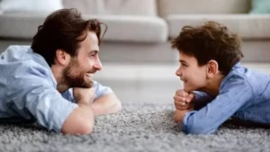 خطر غير متوقع.. جلوس الأطفال الطويل أمام الهاتف يرفع خطر الجلطات الدماغية